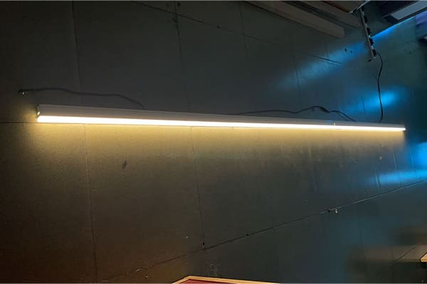 Seamless connection between two facade linear lights